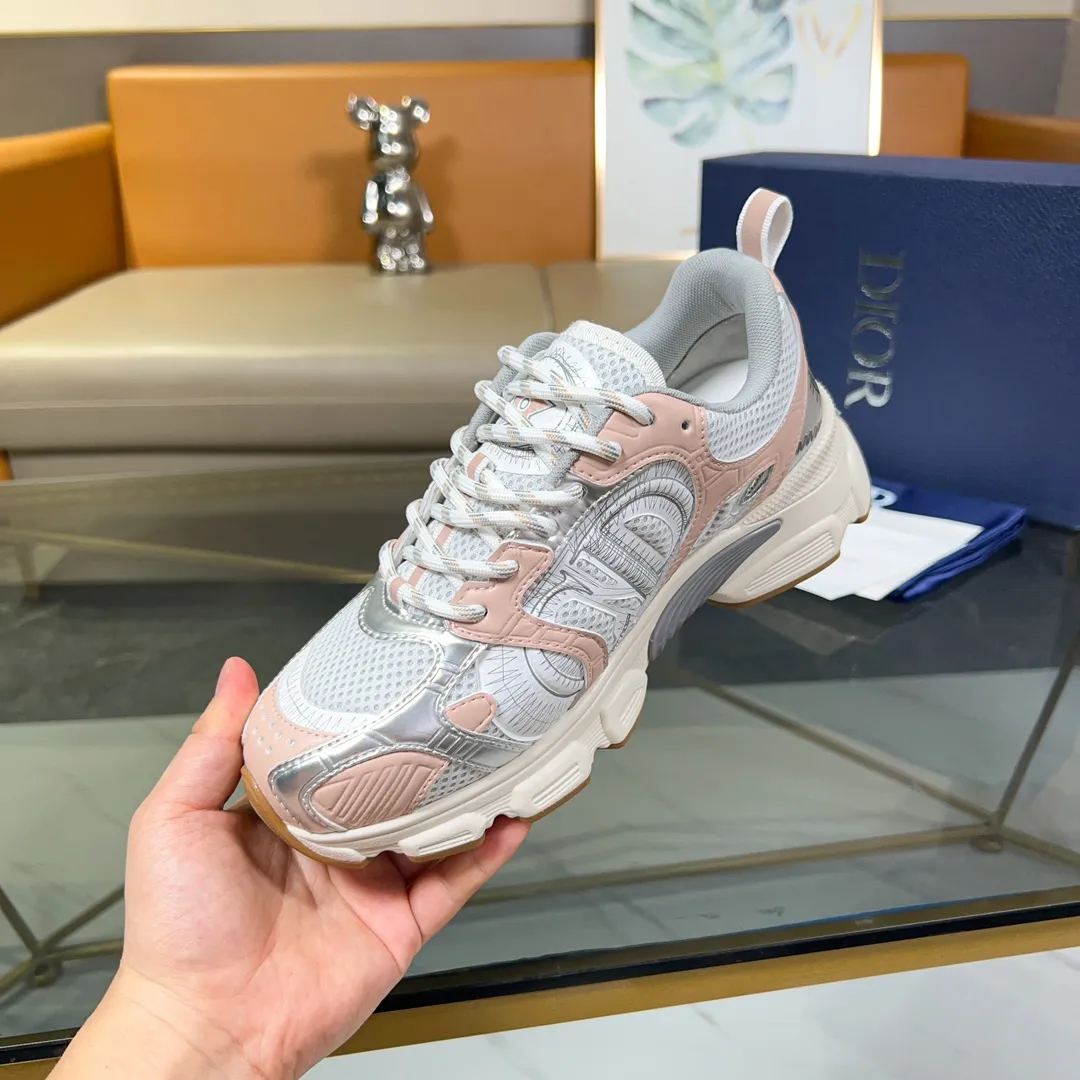 P500 Dior Chrono sneakers are a new product of the 2024 autumn ready-to-wear series, reinterpreting running shoes with Dior's haute couture style. Crafted from beige mesh with laminated leather-effect panels in gold and silver tones, it's highlighted by CD logos on the sides, a star patch on the tongue and a Dior logo on the heel. Featuring tri-color laces, a lightweight sole and star embellishments for a casual look for any season. Size: Female size 35-41 (Female size 41 and 42 can be customized) Male size 39-44 (45/46 can be customized) Color: white, pink, gold, silver, black